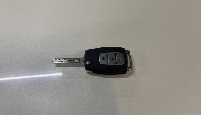 2020 Mahindra XUV300 W8 1.5 DIESEL, Diesel, Manual, 28,193 km, Key Close Up