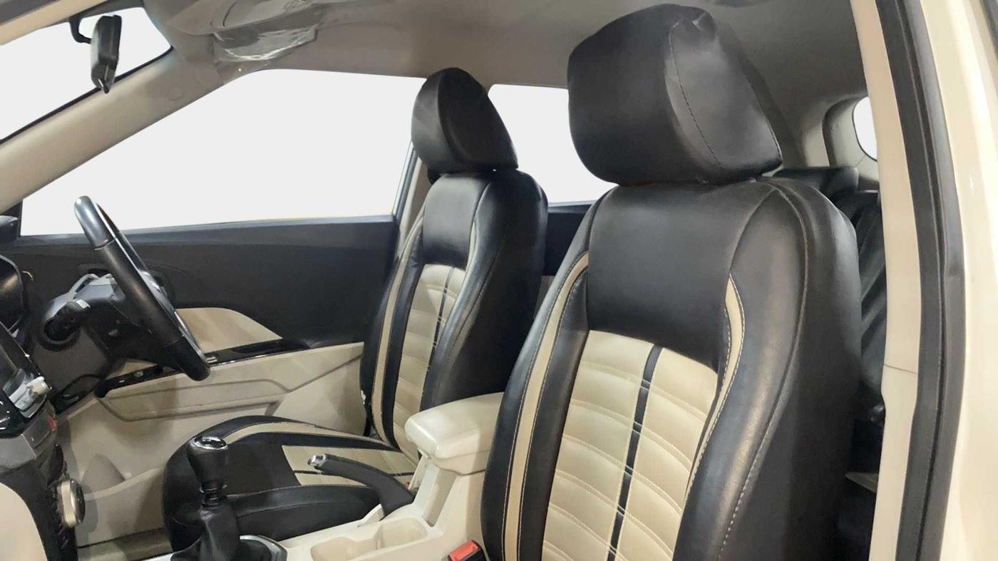 2020 Mahindra XUV300 W8 1.5 DIESEL, Diesel, Manual, 28,193 km, Right Side Front Door Cabin