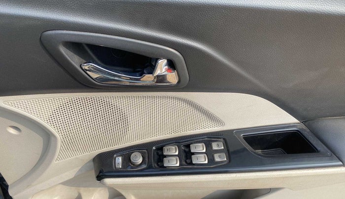2020 Mahindra XUV300 W8 (O) 1.5 DIESEL, Diesel, Manual, 52,777 km, Driver Side Door Panels Control
