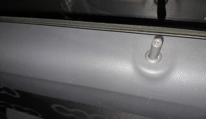 2015 Maruti Alto 800 LXI, Petrol, Manual, 35,796 km, Lock system - Door lock knob has minor damage