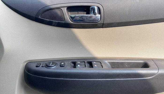 2013 Hyundai i20 MAGNA (O) 1.2, Petrol, Manual, 66,422 km, Driver Side Door Panels Control