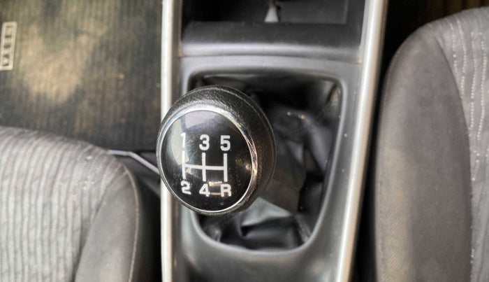 2016 Maruti Baleno ZETA DIESEL 1.3, Diesel, Manual, 98,068 km, Gear lever - Boot cover slightly torn