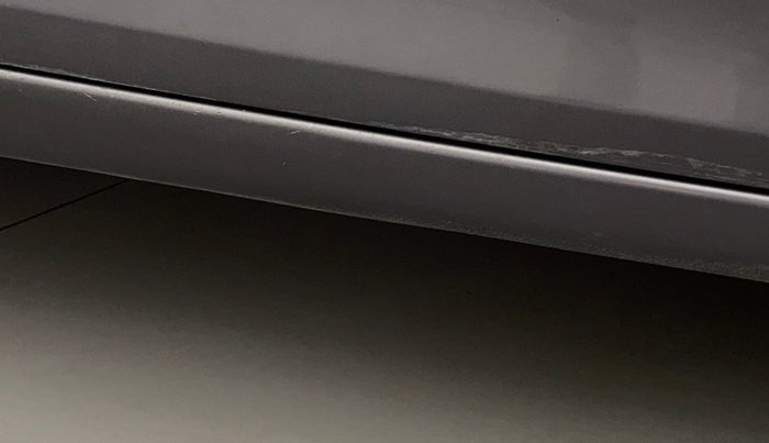 2013 Maruti Swift VXI, Petrol, Manual, 1,05,295 km, Right running board - Minor scratches