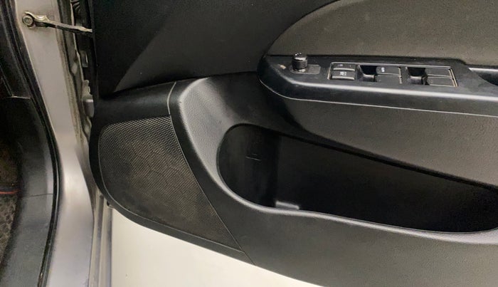 2013 Maruti Swift VXI, Petrol, Manual, 1,05,295 km, Infotainment system - Front speakers missing / not working