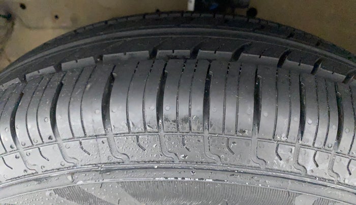 2013 Maruti Swift VXI, Petrol, Manual, 1,05,295 km, Left Front Tyre Tread