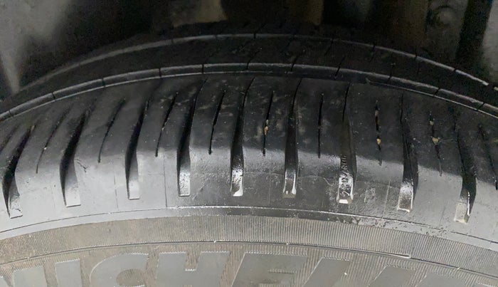 2013 Maruti Swift VXI, Petrol, Manual, 1,05,295 km, Left Rear Tyre Tread