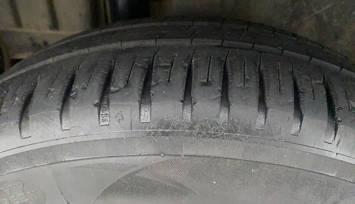 2013 Maruti Swift VXI, Petrol, Manual, 1,05,295 km, Right Rear Tyre Tread