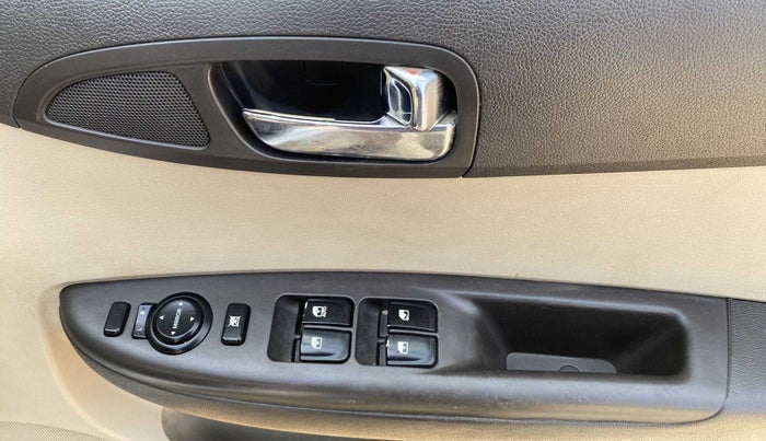 2012 Hyundai i20 SPORTZ 1.2, Petrol, Manual, 96,454 km, Driver Side Door Panels Control