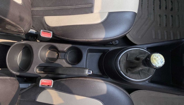 2012 Hyundai i20 SPORTZ 1.2, Petrol, Manual, 96,454 km, Gear lever - Knob cover torn