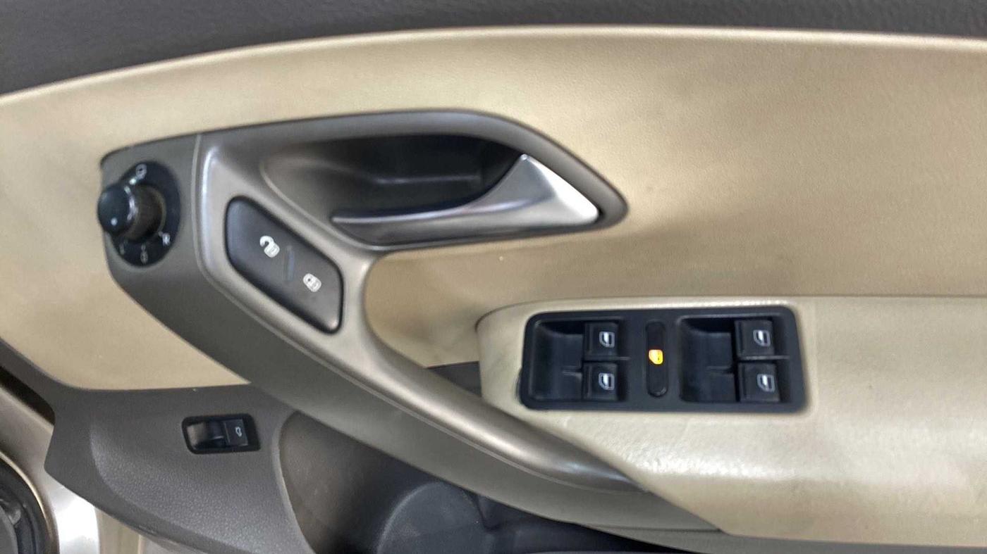 2015 Volkswagen Vento HIGHLINE 1.5 AT, Diesel, Automatic, 72,821 km, Driver Side Door Panels Control