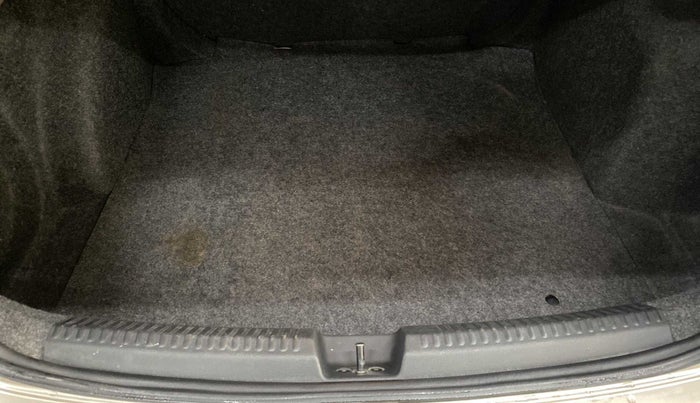 2015 Volkswagen Vento HIGHLINE 1.5 AT, Diesel, Automatic, 72,821 km, Boot Inside