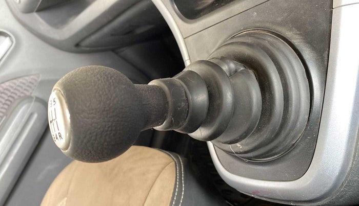 2013 Maruti Ritz VXI, Petrol, Manual, 79,780 km, Gear lever - Knob cover torn