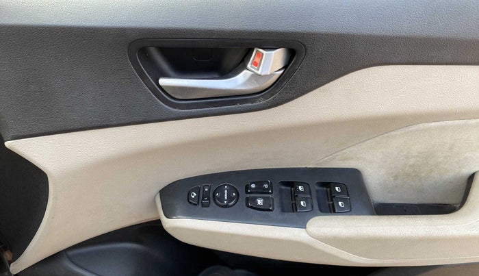 2018 Hyundai Verna 1.6 VTVT SX, Petrol, Manual, 30,543 km, Driver Side Door Panels Control
