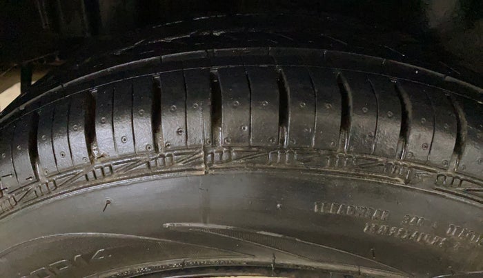 2015 Maruti Swift Dzire VXI, Petrol, Manual, 64,892 km, Right Rear Tyre Tread