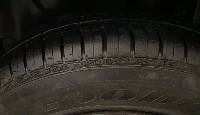 2015 Maruti Swift Dzire VXI, Petrol, Manual, 64,892 km, Left Rear Tyre Tread