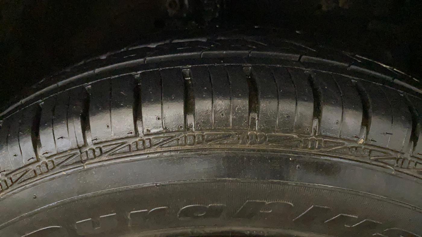 2015 Maruti Swift Dzire VXI, Petrol, Manual, 64,892 km, Right Front Tyre Tread