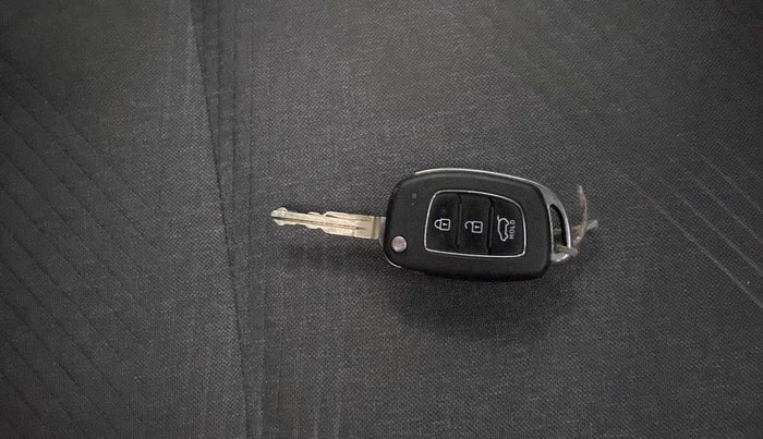 2019 Hyundai VENUE SX 1.0 TURBO DUAL TONE, Petrol, Manual, 35,084 km, Key Close Up