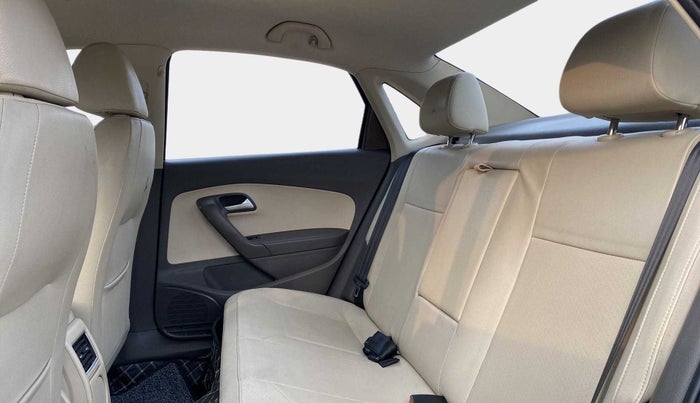 2015 Volkswagen Vento HIGHLINE 1.5 AT, Diesel, Automatic, 89,982 km, Right Side Rear Door Cabin