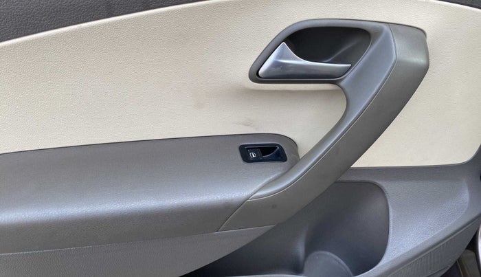2015 Volkswagen Vento HIGHLINE 1.5 AT, Diesel, Automatic, 89,982 km, Left front window switch / handle - Power window makes minor noise