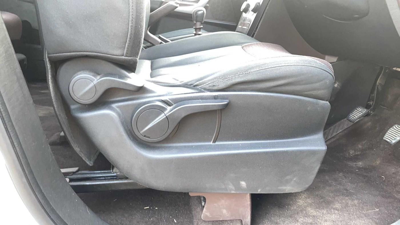 2014 Mahindra XUV500 W6, Diesel, Manual, 76,947 km, Driver Side Adjustment Panel