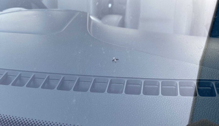 2019 Mahindra XUV300 W8 (O) 1.5 DIESEL AMT, Diesel, Automatic, 40,150 km, Front windshield - Minor spot on windshield