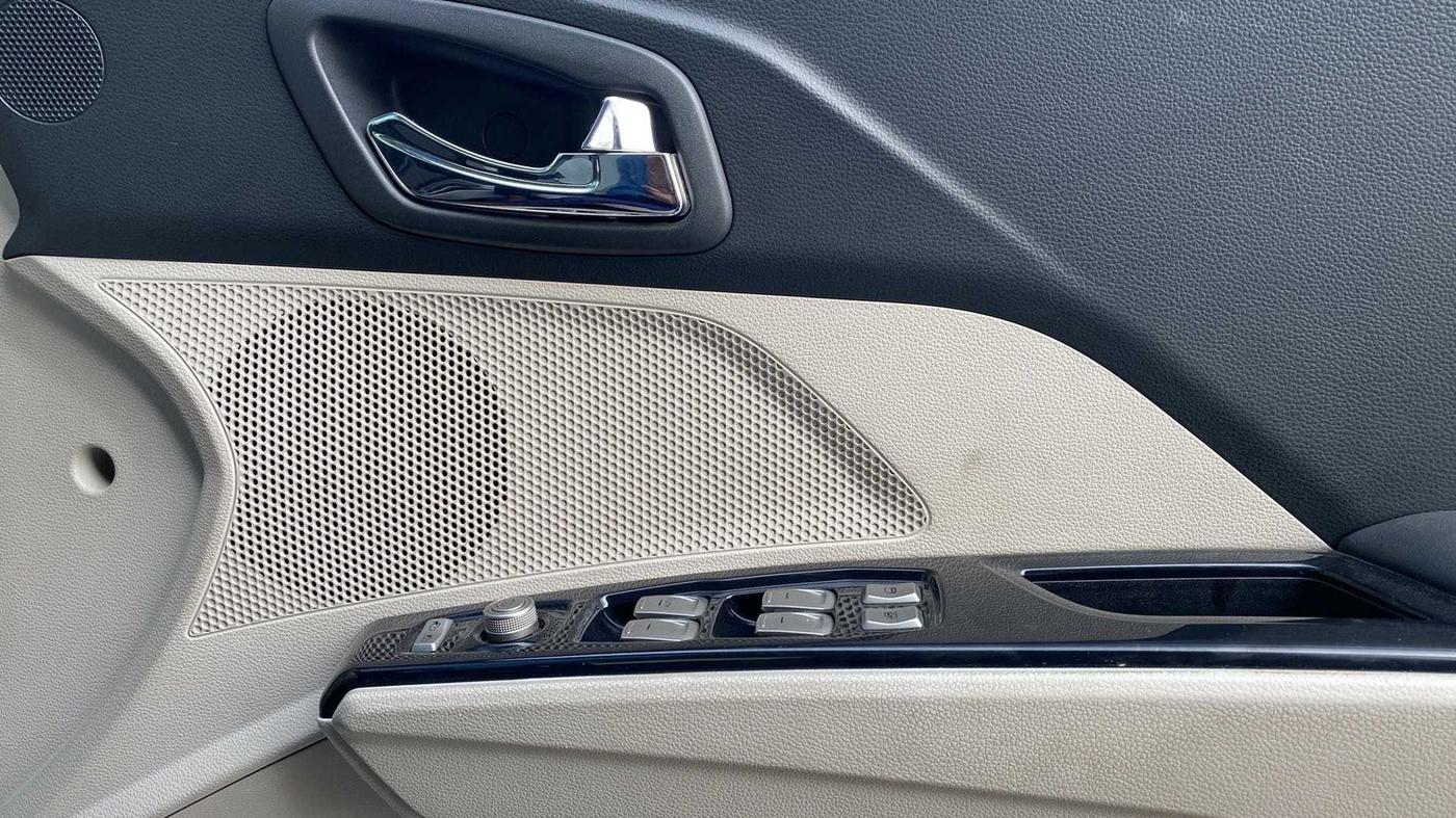 2019 Mahindra XUV300 W8 (O) 1.5 DIESEL AMT, Diesel, Automatic, 40,150 km, Driver Side Door Panels Control