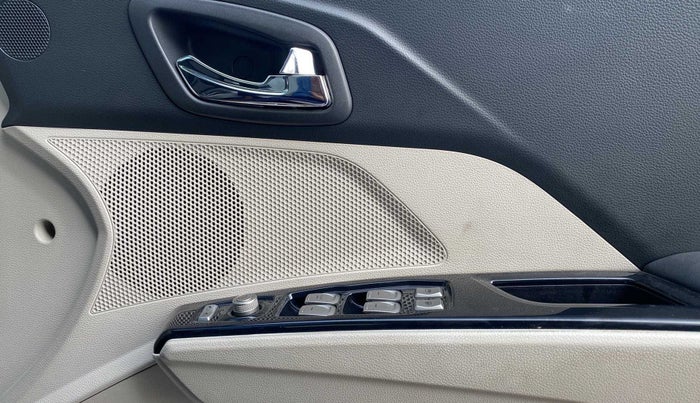 2019 Mahindra XUV300 W8 (O) 1.5 DIESEL AMT, Diesel, Automatic, 40,150 km, Driver Side Door Panels Control