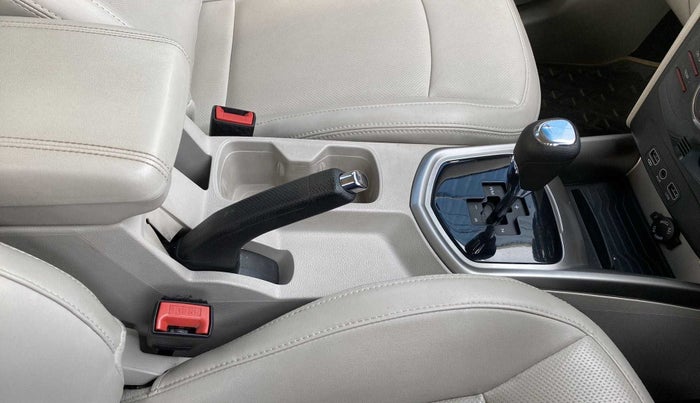 2019 Mahindra XUV300 W8 (O) 1.5 DIESEL AMT, Diesel, Automatic, 40,150 km, Gear Lever