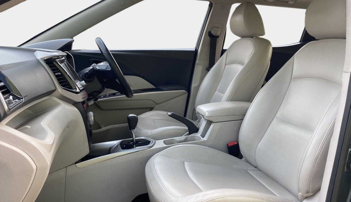 2019 Mahindra XUV300 W8 (O) 1.5 DIESEL AMT, Diesel, Automatic, 40,150 km, Right Side Front Door Cabin
