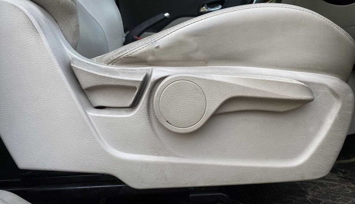 2019 Mahindra XUV300 W8 (O) 1.5 DIESEL AMT, Diesel, Automatic, 40,150 km, Driver Side Adjustment Panel