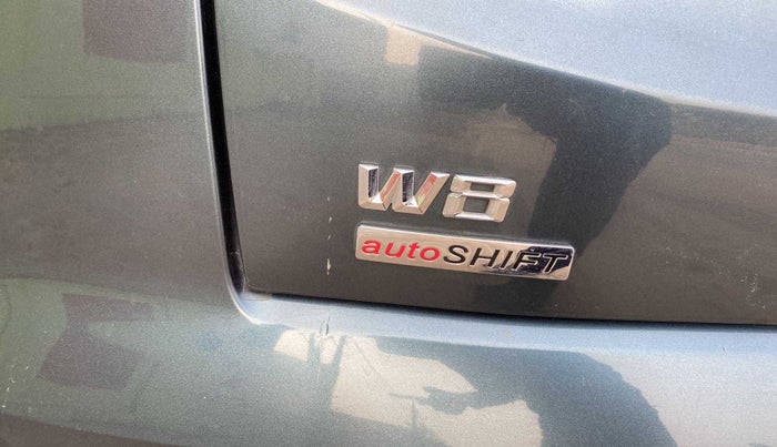 2019 Mahindra XUV300 W8 (O) 1.5 DIESEL AMT, Diesel, Automatic, 40,150 km, Dicky (Boot door) - Slightly dented