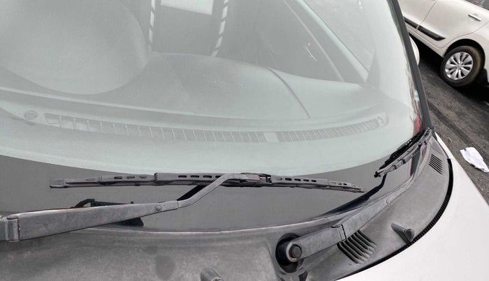 2013 Maruti Swift VXI, Petrol, Manual, 81,124 km, Front windshield - Rubber blade broken or missing