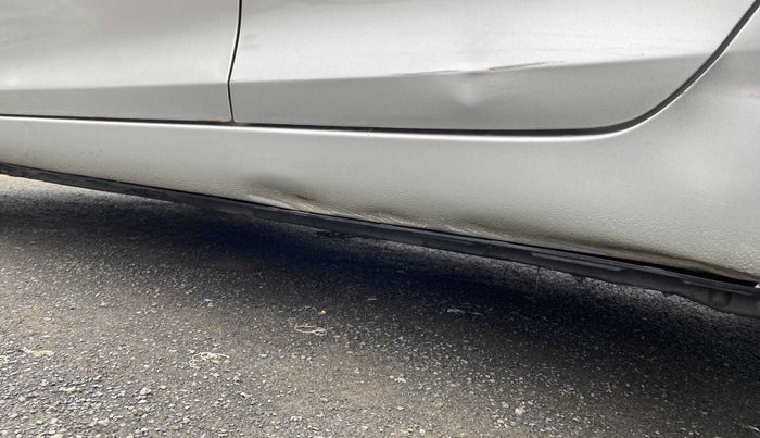 2013 Maruti Swift VXI, Petrol, Manual, 81,124 km, Left running board - Slightly dented