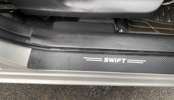 2013 Maruti Swift VXI, Petrol, Manual, 81,124 km, Right running board - Slightly dented