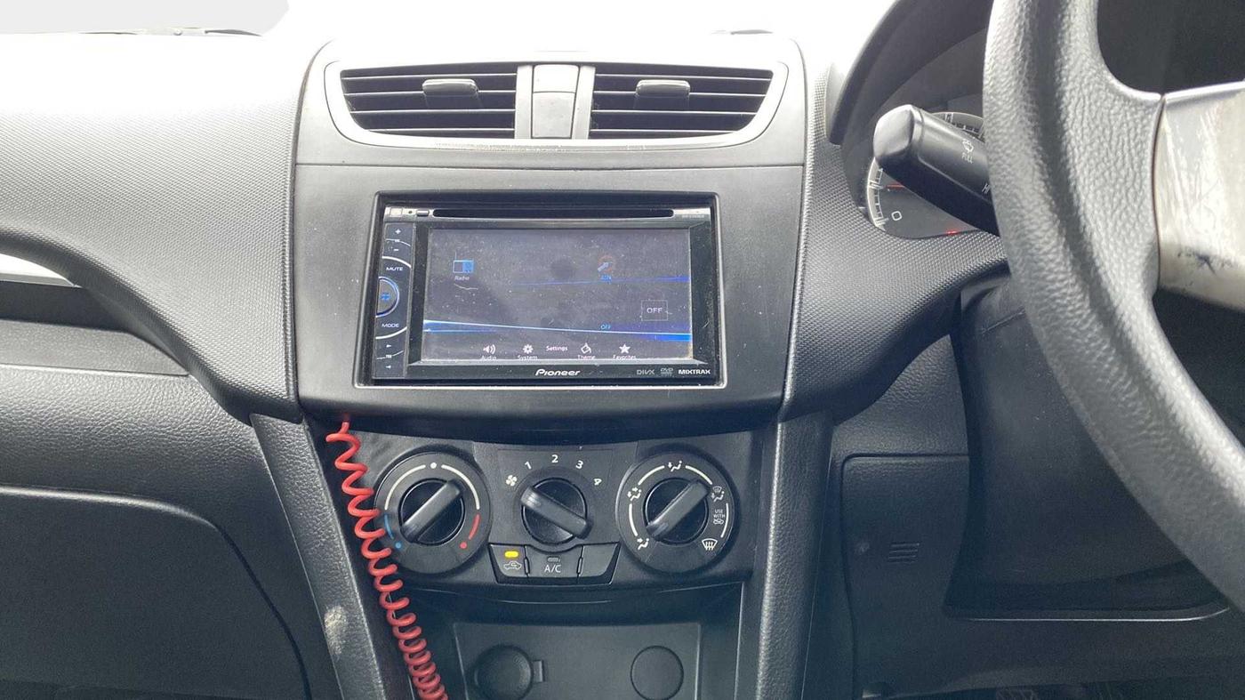 2013 Maruti Swift VXI, Petrol, Manual, 81,124 km, Infotainment System