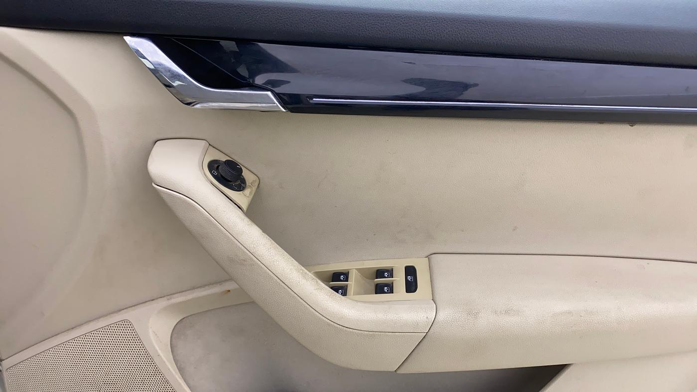 2019 Skoda Octavia L&K 1.8 TSI AT, Petrol, Automatic, 1,39,147 km, Driver Side Door Panels Control