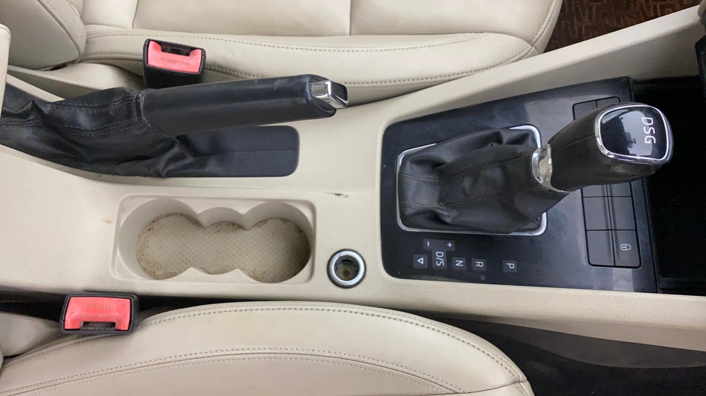 2019 Skoda Octavia L&K 1.8 TSI AT, Petrol, Automatic, 1,39,147 km, Gear Lever