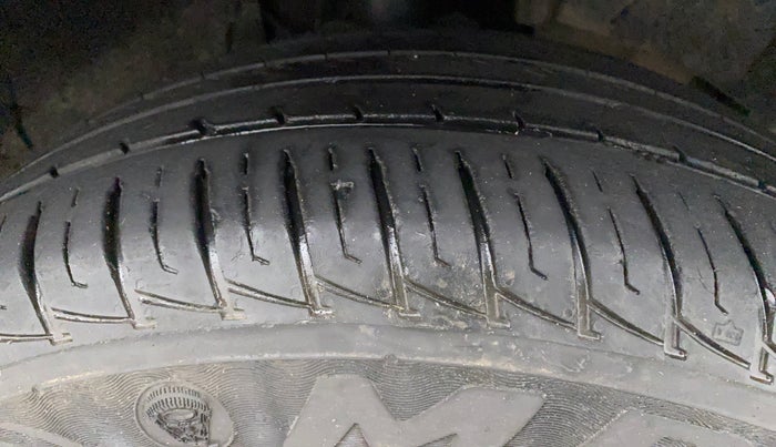 2015 Renault Duster 85 PS RXL DIESEL, Diesel, Manual, 1,08,772 km, Right Front Tyre Tread
