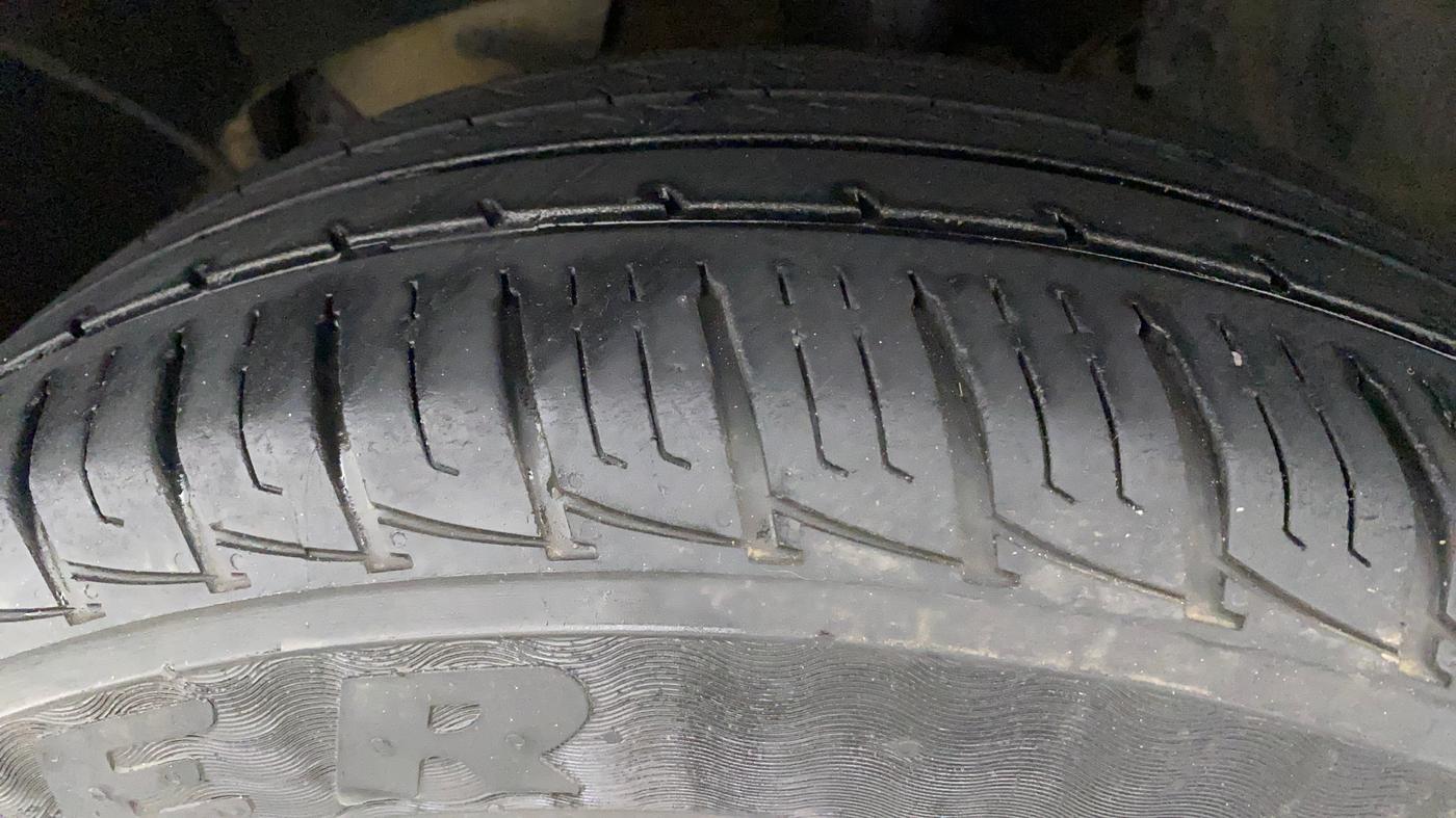 2015 Renault Duster 85 PS RXL DIESEL, Diesel, Manual, 1,08,772 km, Left Front Tyre Tread