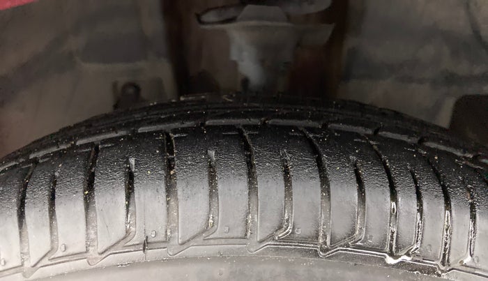 2016 Datsun Redi Go S, Petrol, Manual, 64,045 km, Left Front Tyre Tread