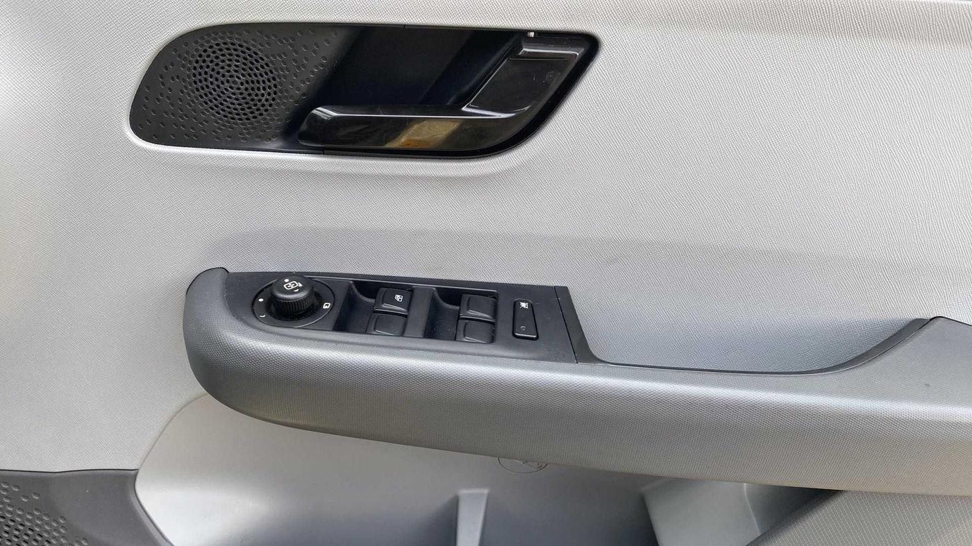 2020 Tata ALTROZ XT PETROL, Petrol, Manual, 35,477 km, Driver Side Door Panels Control