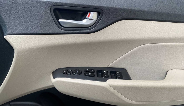 2017 Hyundai Verna 1.6 VTVT SX, Petrol, Manual, 13,186 km, Driver Side Door Panels Control