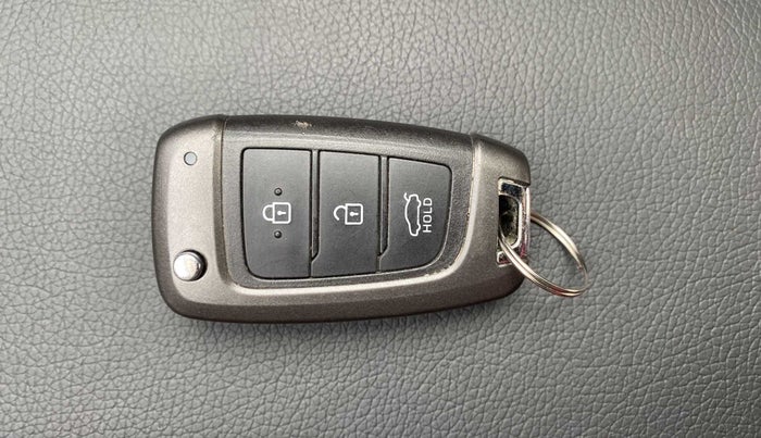 2017 Hyundai Verna 1.6 VTVT SX, Petrol, Manual, 13,186 km, Key Close Up