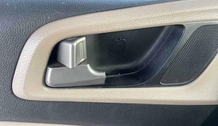 2014 Hyundai Elite i20 SPORTZ 1.4 CRDI, Diesel, Manual, 97,932 km, Front passenger door - Door handle has minor damage