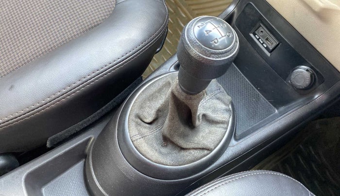 2013 Hyundai i20 MAGNA (O) 1.2, Petrol, Manual, 33,942 km, Gear lever - Boot cover slightly torn