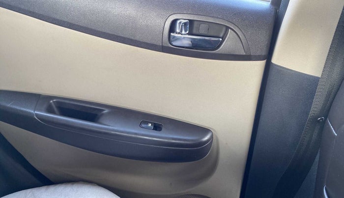 2013 Hyundai i20 MAGNA (O) 1.2, Petrol, Manual, 33,942 km, Left rear window switch / handle - Switch/handle not functional