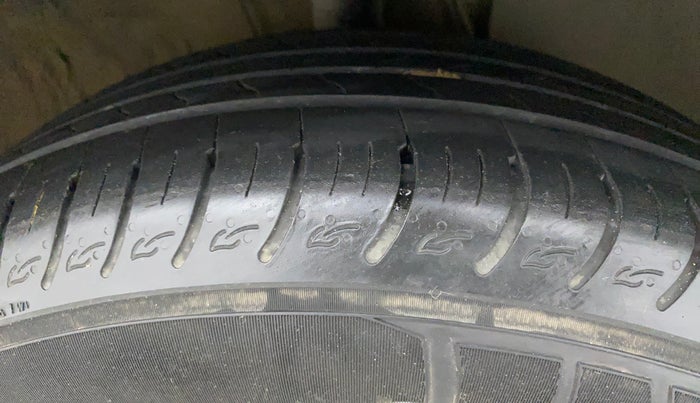 2022 KIA CARENS PRESTIGE 1.4 PETROL 7 STR, Petrol, Manual, 13,916 km, Right Front Tyre Tread