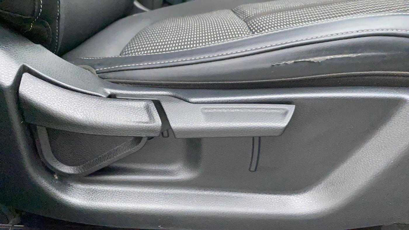 2022 KIA CARENS PRESTIGE 1.4 PETROL 7 STR, Petrol, Manual, 13,916 km, Driver Side Adjustment Panel
