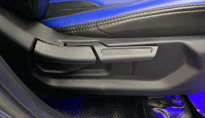 2021 Hyundai VENUE SX 1.5 CRDI, Diesel, Manual, 32,156 km, Driver seat - Seat adjuster makes minor noise