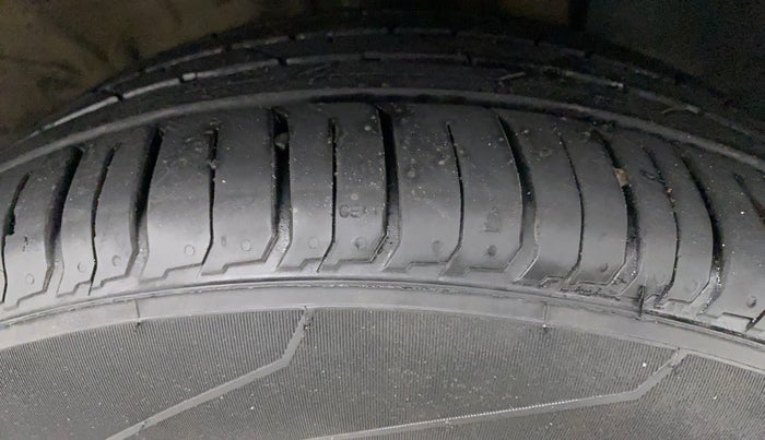 2021 Hyundai VENUE SX 1.5 CRDI, Diesel, Manual, 32,156 km, Right Front Tyre Tread